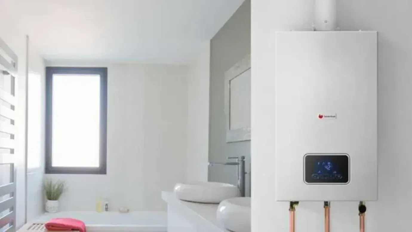 Plombier diagnostiquant un chauffe-eau en panne dans un appartement d'Issy-les-Moulineaux